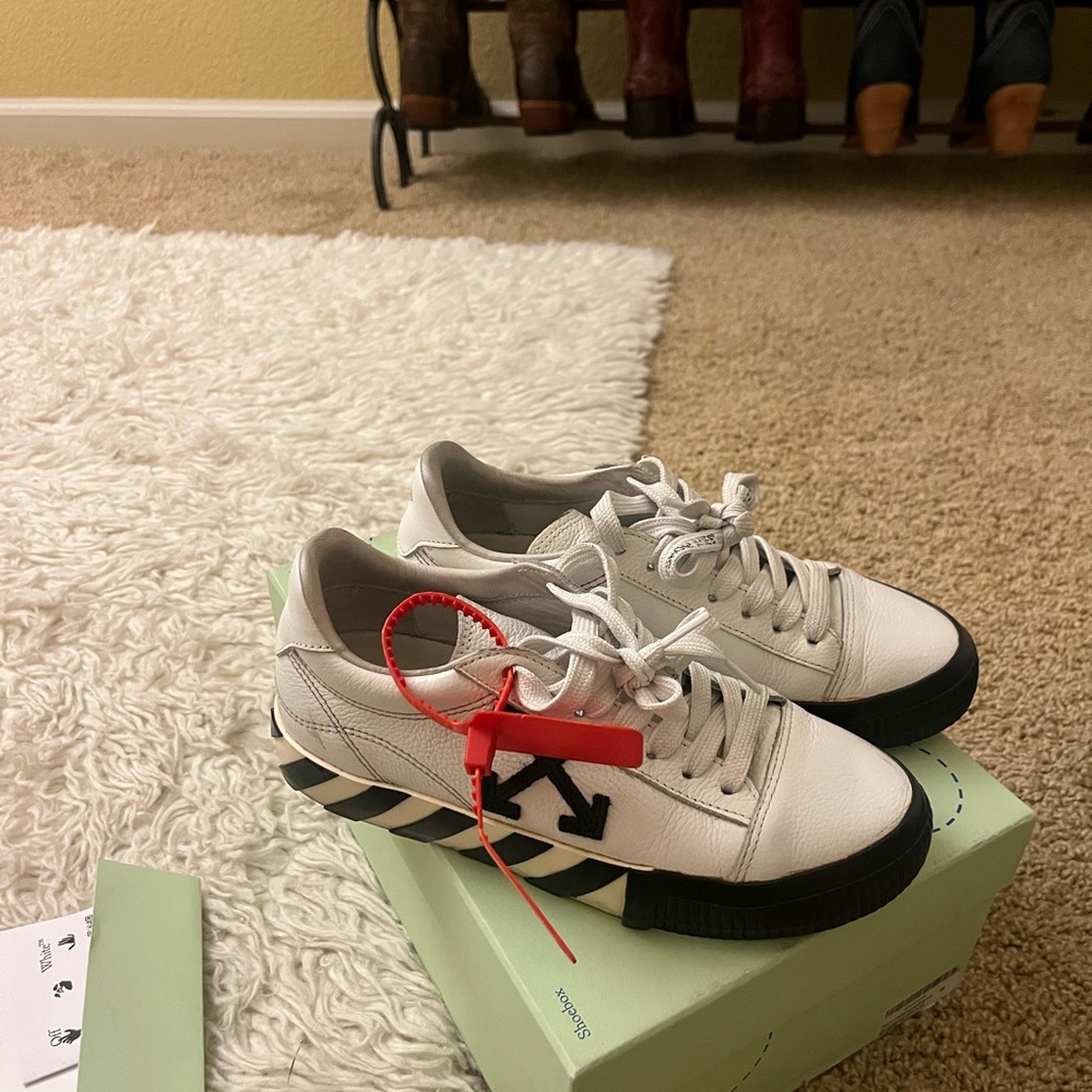 Off white vulcanized sneakers